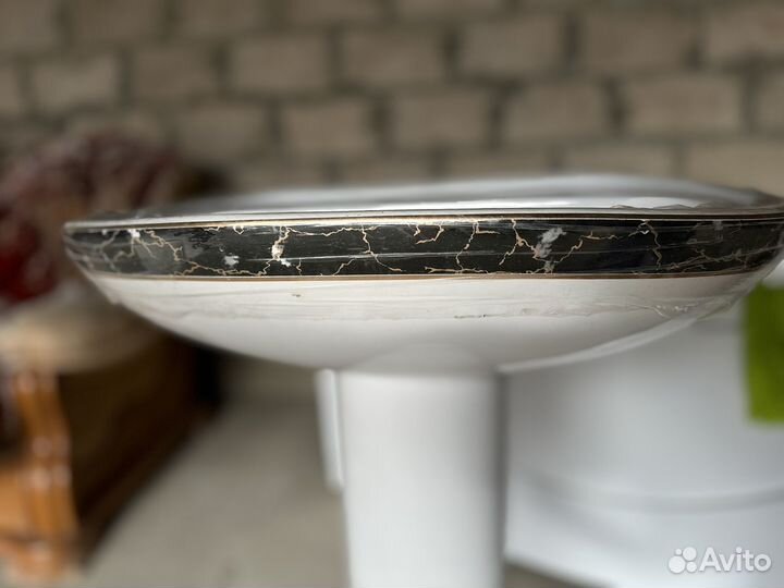 Раковина с ножкой