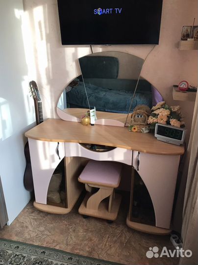 Туалетный столик с пуфиком