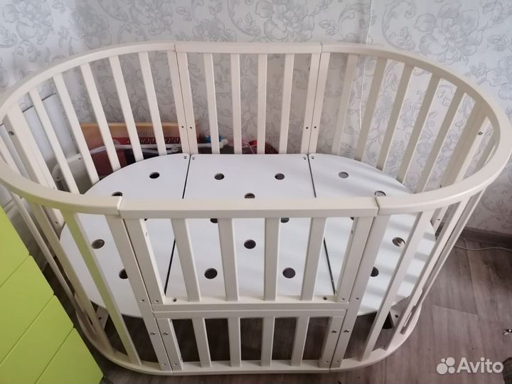 Детская кроватка с маятником