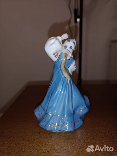 Фарфоровая статуэтка 