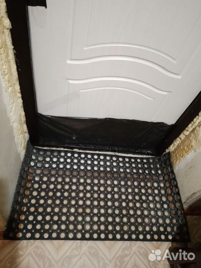 Продам про резиновый коврик перед дверью