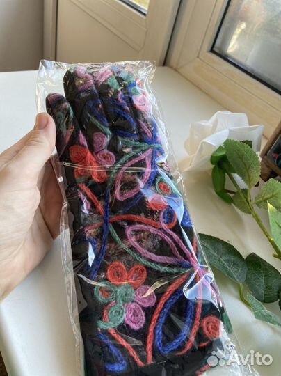 Женские перчатки с вышивкой новые