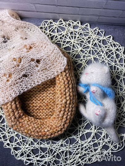 Вязаный спящий котенок