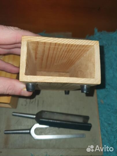 Камертон. Инструмент на акустических подставках