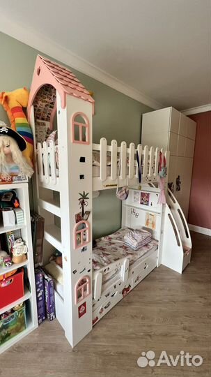 Двухъярусная кровать домик