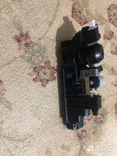 Замок от багажника mersedes