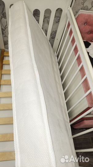 Детская кроватка с маятником и матрасом