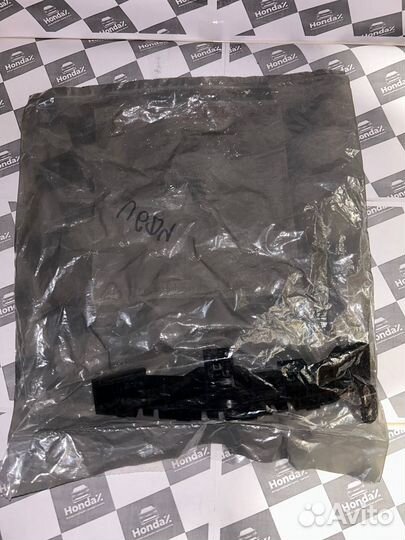 Кронштейн переднего бампера правый Honda Pilot 3