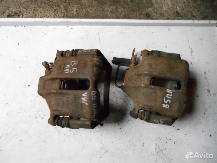 Передний правый суппорт Volkswagen Passat B5