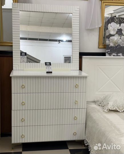 Комод с зеркалом