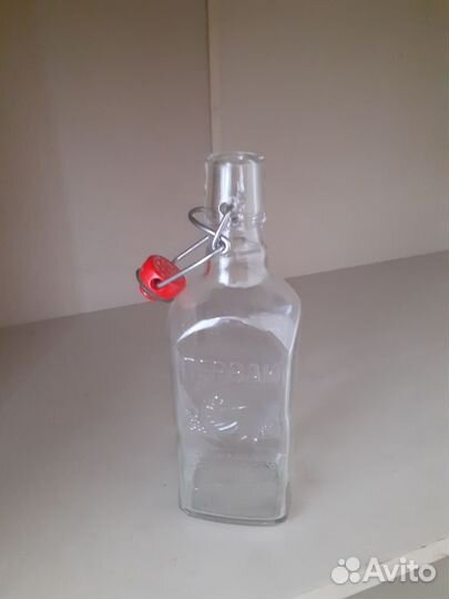 Бутылка с бугельной пробкой