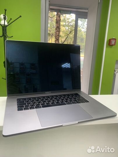 Apple macbook pro 15 2018 16/256gb