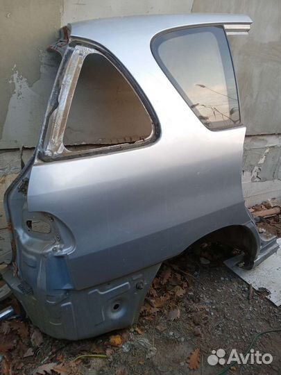 Крыло заднее правое на toyota ipsum 10