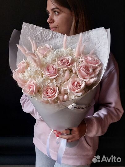 Букет из роз и гортензий