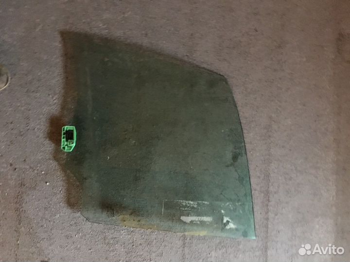 Стекло левое на рено сценик 2008г