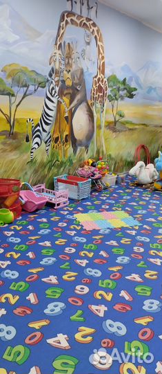 Детские растущие столы, шкаф, игрушки