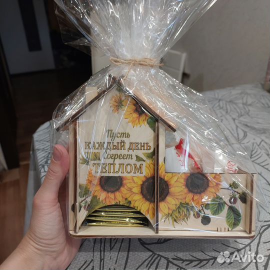 Подарочный набор с чаем и конфетами raffaello