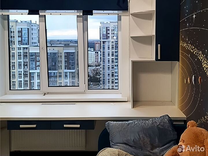 Рабочая зона со шкафом у окна