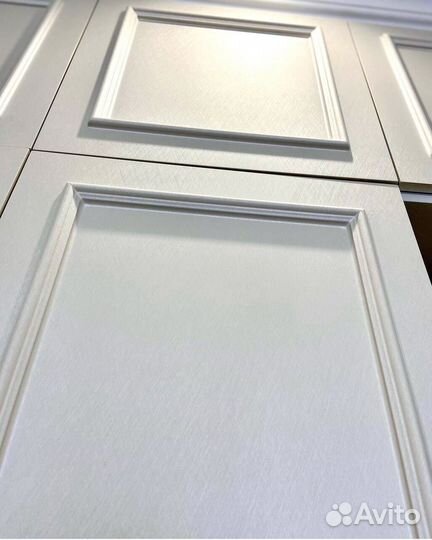 Шкаф распашной с полками