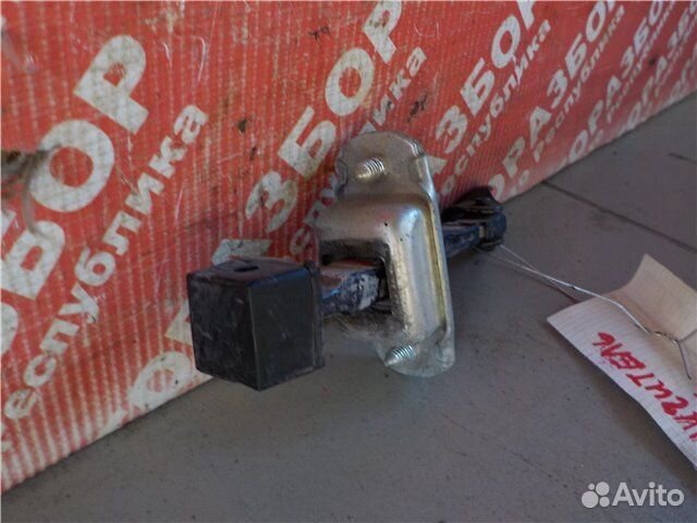 Ограничитель хода двери передний левый Mitsubishi