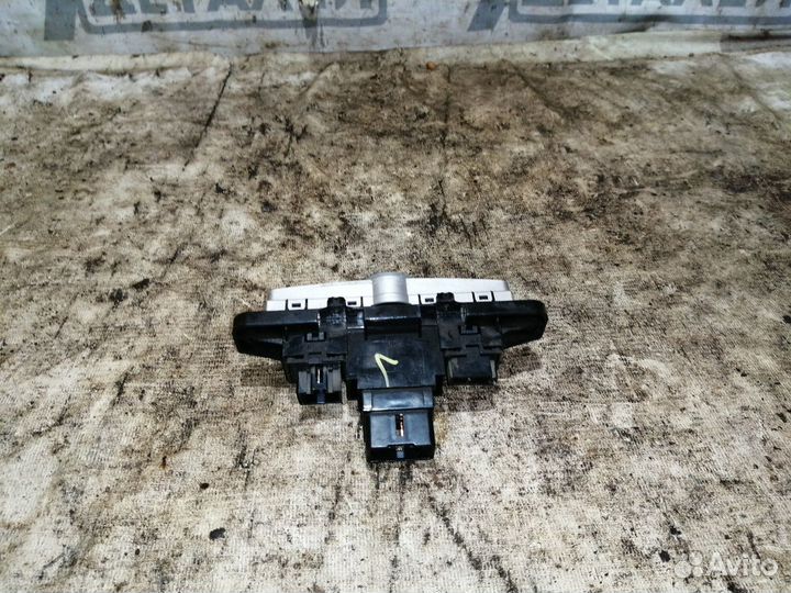 Кнопка аварийной сигнализации Hyundai Solaris