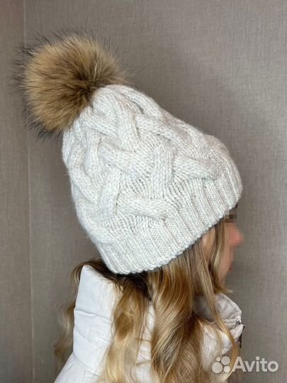 Новая Шапка с меховым помпоном вязаная бежевая