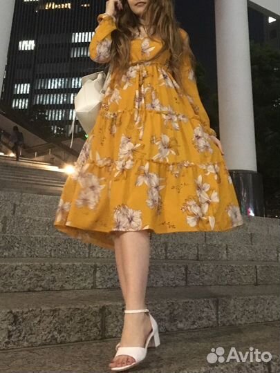 Платье желтое ниже колен