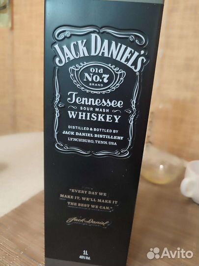 Фирменная коробка металлическая + бутылка