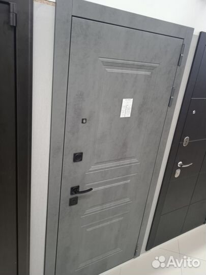 Дверь входная с зеркалом