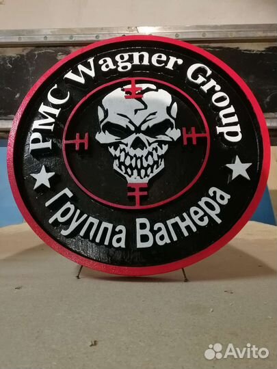 Резное панно из дерева