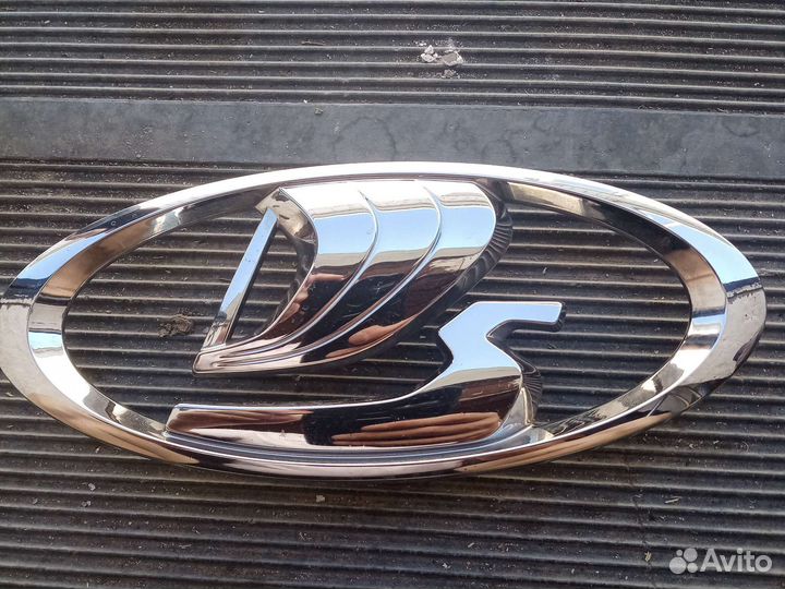 Шильдик Лада на решётку радиатора. Веста, Ларгус