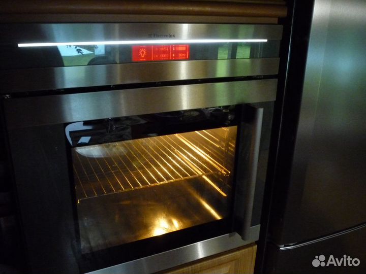 Духовой шкаф Electrolux EOB 68713 Италия