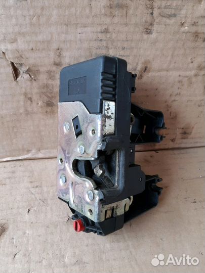 Замок двери задний левый Опель Астра Джи