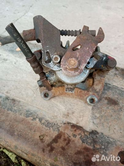 Задний левый суппорт vw golf 4