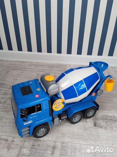 Игрушечный автомобиль