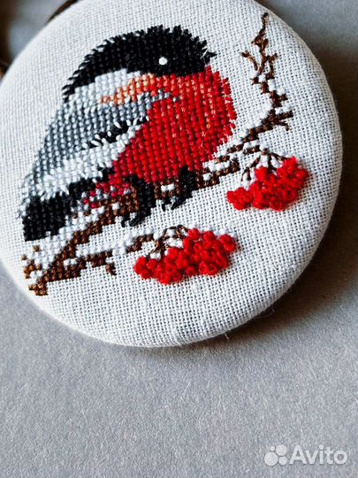 Снегирь. Брошь ручной работы