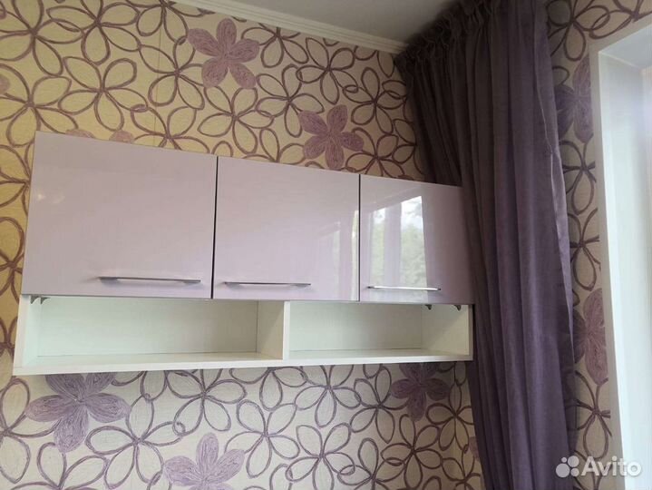 Письменный стол, навесные полки и распашной шкаф