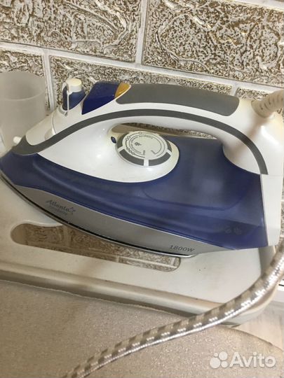 Гладильная доска с утюгом