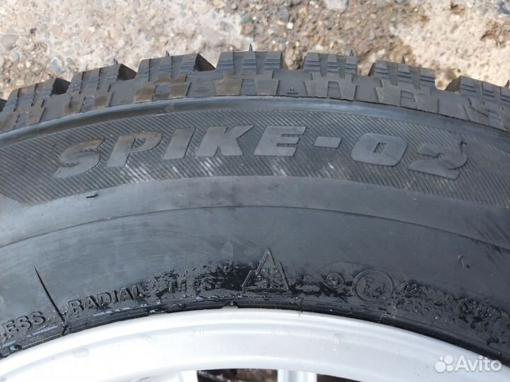 Bridgestone Blizzak Spike-02 215/60 R16 95T