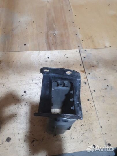 Домик усилителя бампера переднего мерседес 211