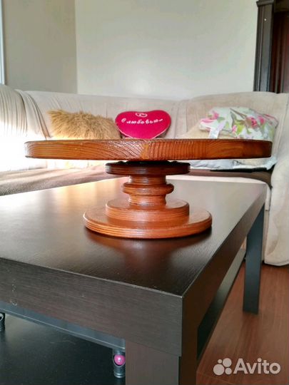 Вращающаяся подставка для блюд на стойке (ножке)