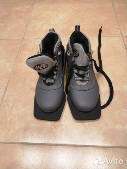 Детские лыжные ботинки