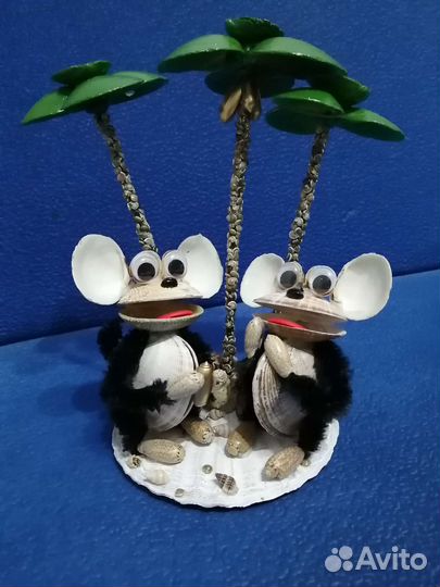 Сувенир обезьянки под пальмой