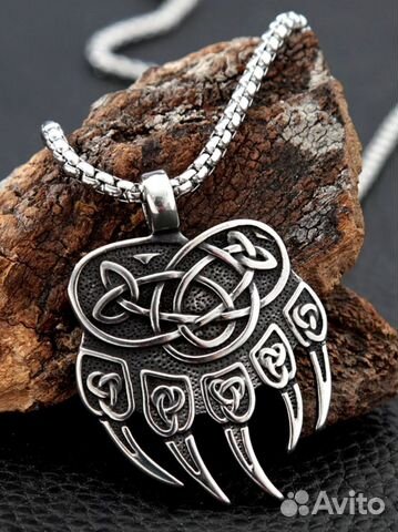 разные металлические амулеты на цепочках