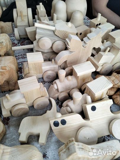 Деревянные игрушки трактора, машинки,паровозы