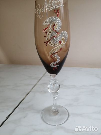 Бокал со змеей