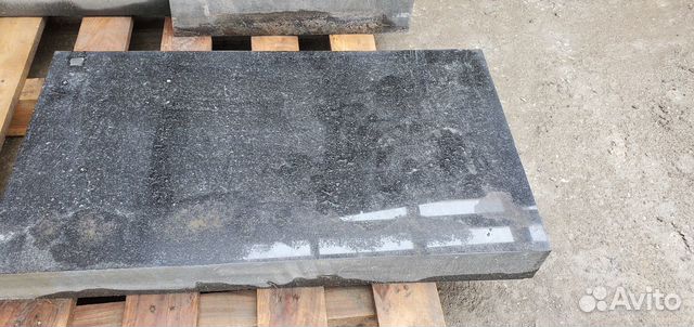 Памятник с клумбой из карельского гранита