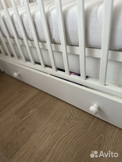 Детская кроватка с маятником и ящиком