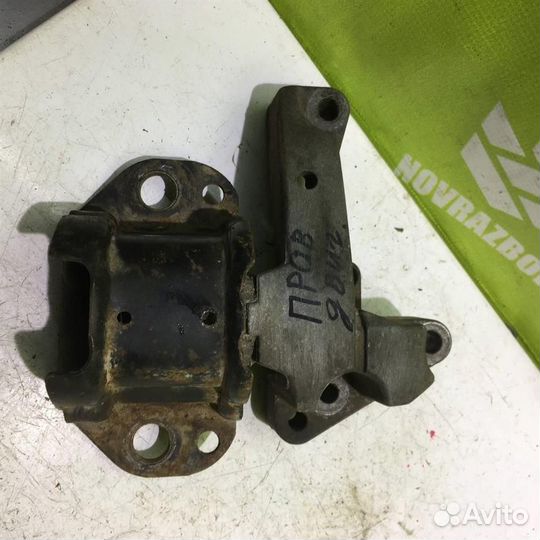 Кронштейн двигателя правый Рено Клио 2 Симбол