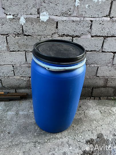 Бочка пластиковая 227 литров с крышкой